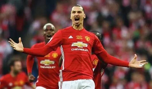 在每个足球 在每个足球